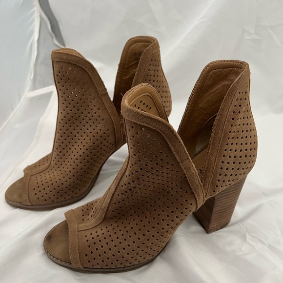Lucky Brand Shoes - Lucky Brand Larise Tan Perforated Suede Ankle Open Toe Booties Sz 8.5